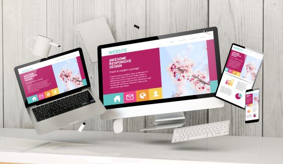 Laptop-Bildschirm-Tablet-Handy-mit-Darstellung-einer-responsive-Website